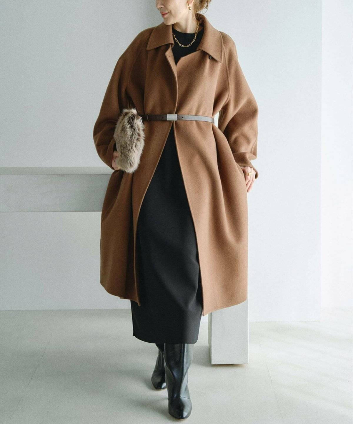 ワンピースコーデの女性