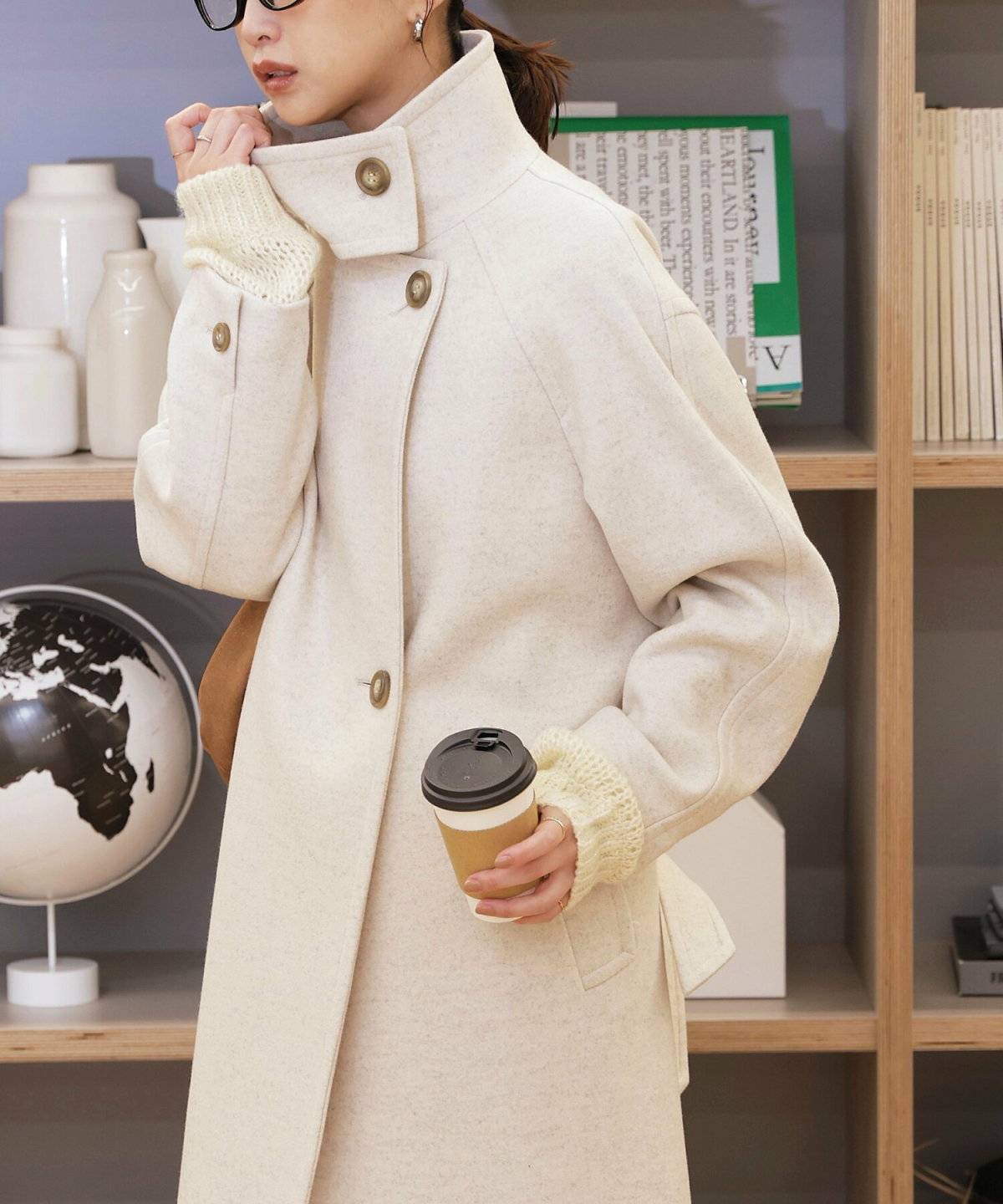 パンツコーデの女性