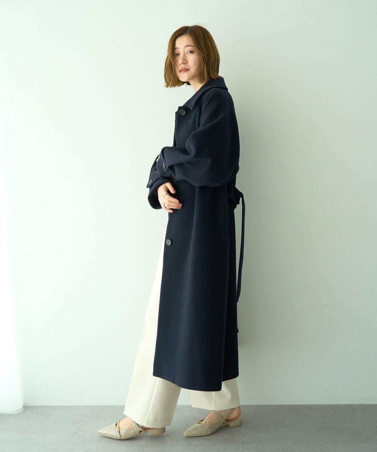 ネイビーのコートを着た女性