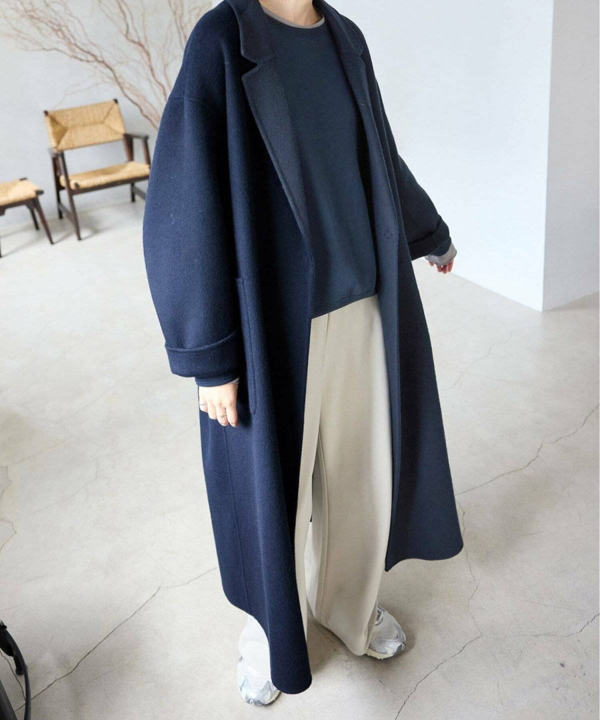 ネイビーのコートを着た女性