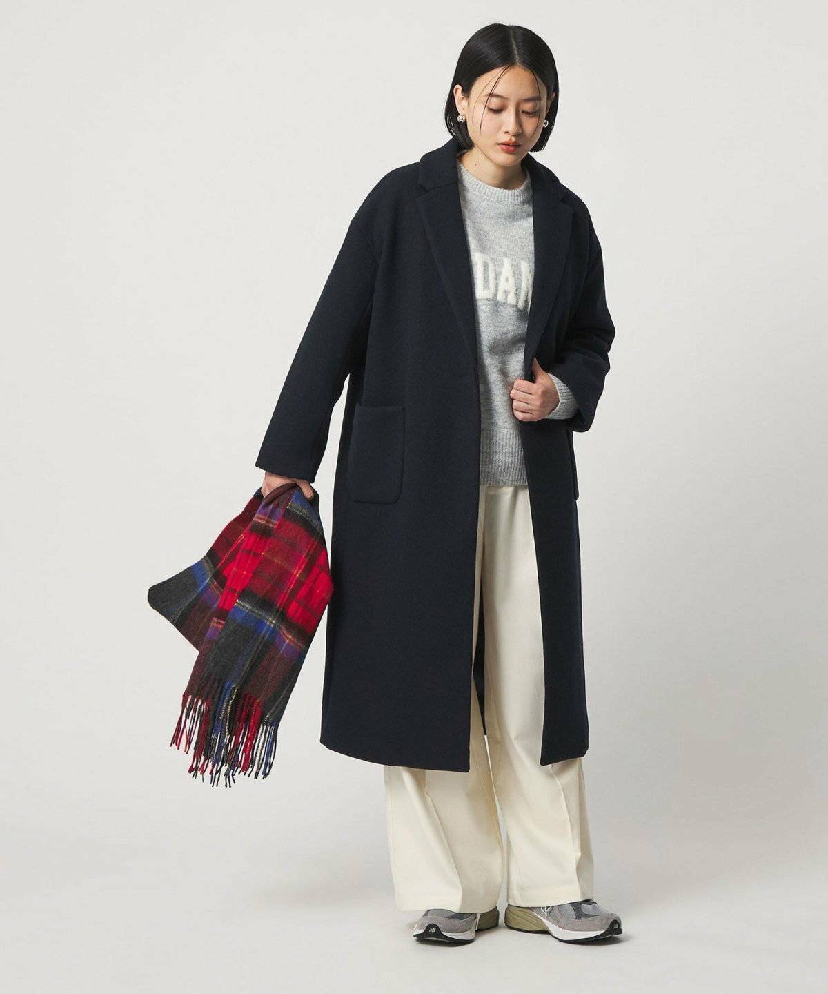 ネイビーのコートを着た女性