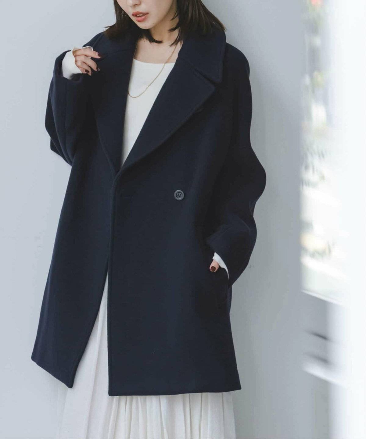 ネイビーのコートを着た女性