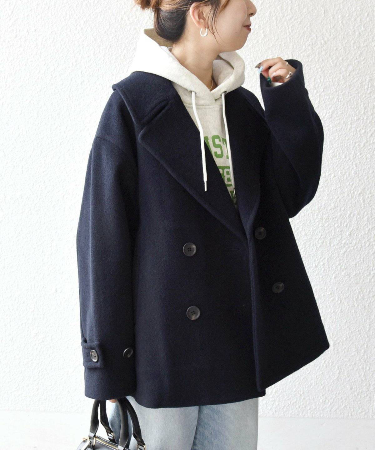 ネイビーのコートを着た女性