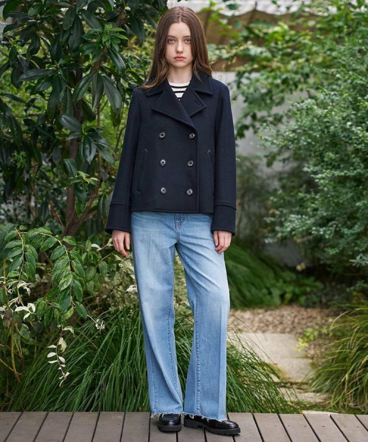 ネイビーのコートを着た女性