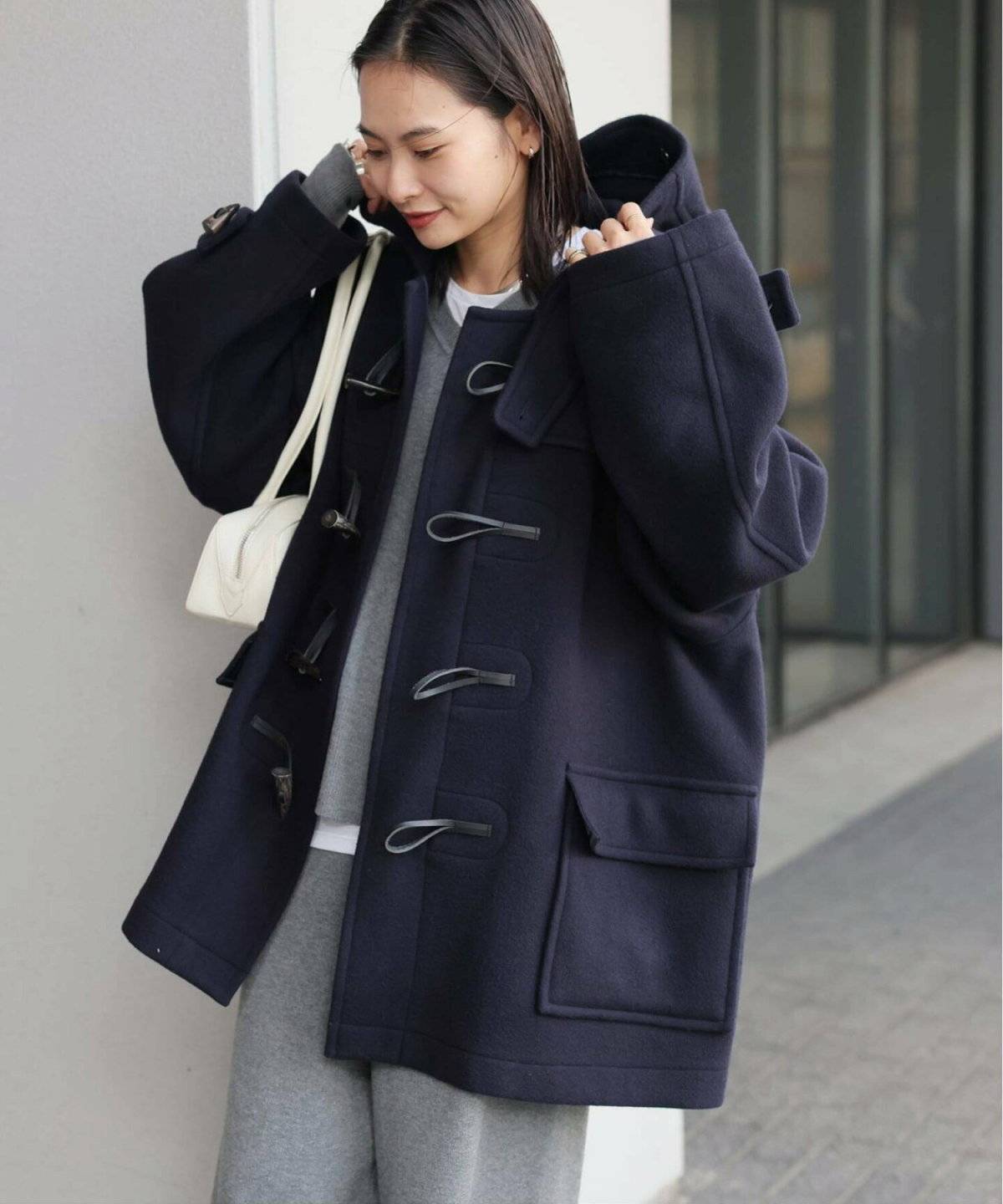 ネイビーのコートを着た女性