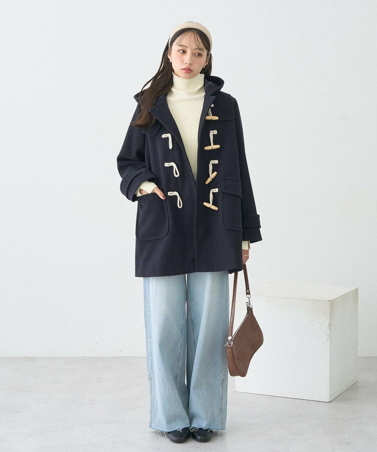 ネイビーのコートを着た女性