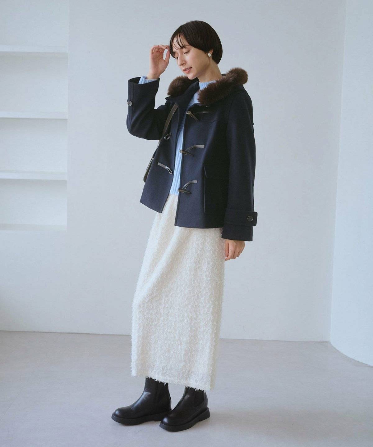 ネイビーのコートを着た女性