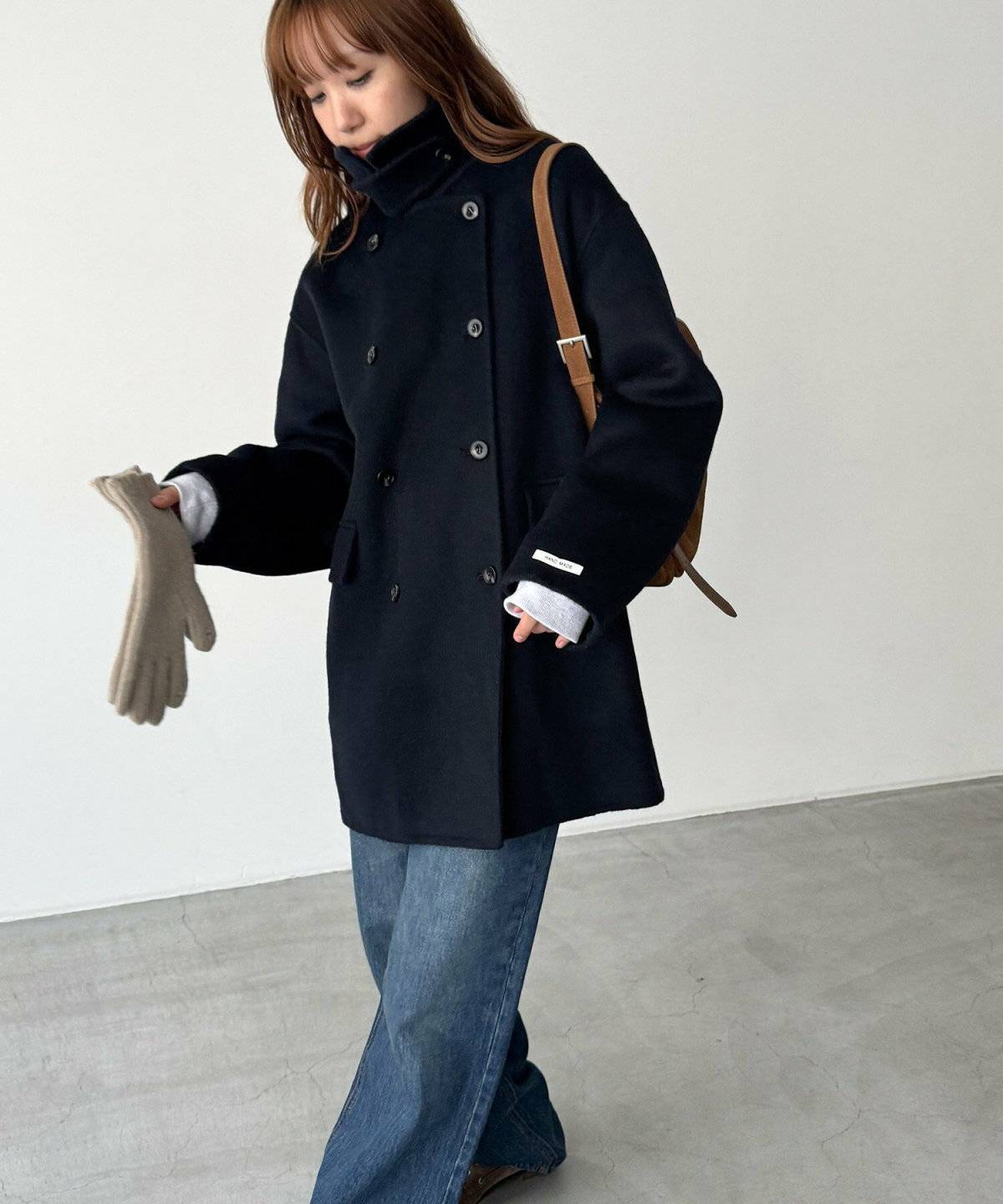 ネイビーのコートを着た女性