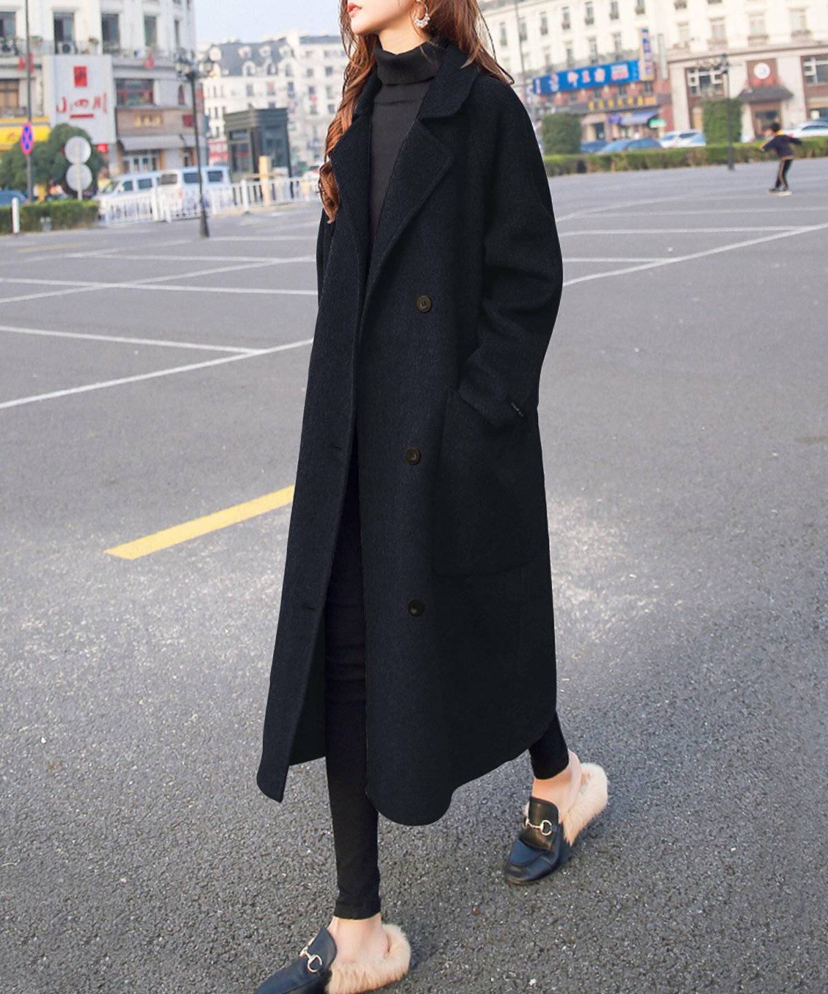 ネイビーのコートを着た女性