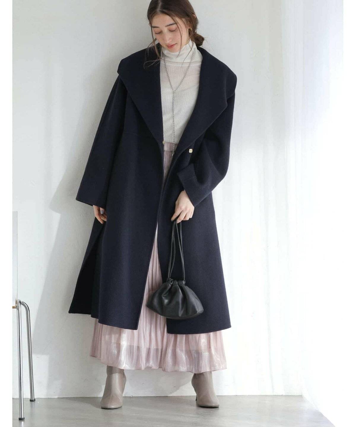ネイビーのコートを着た女性