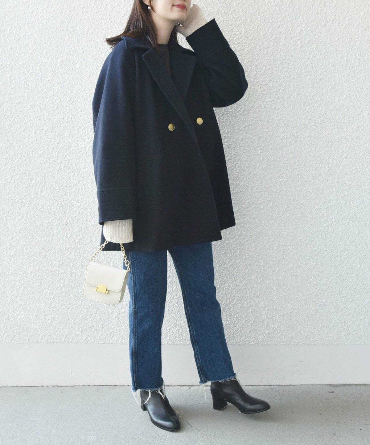 ネイビーのコートを着た女性