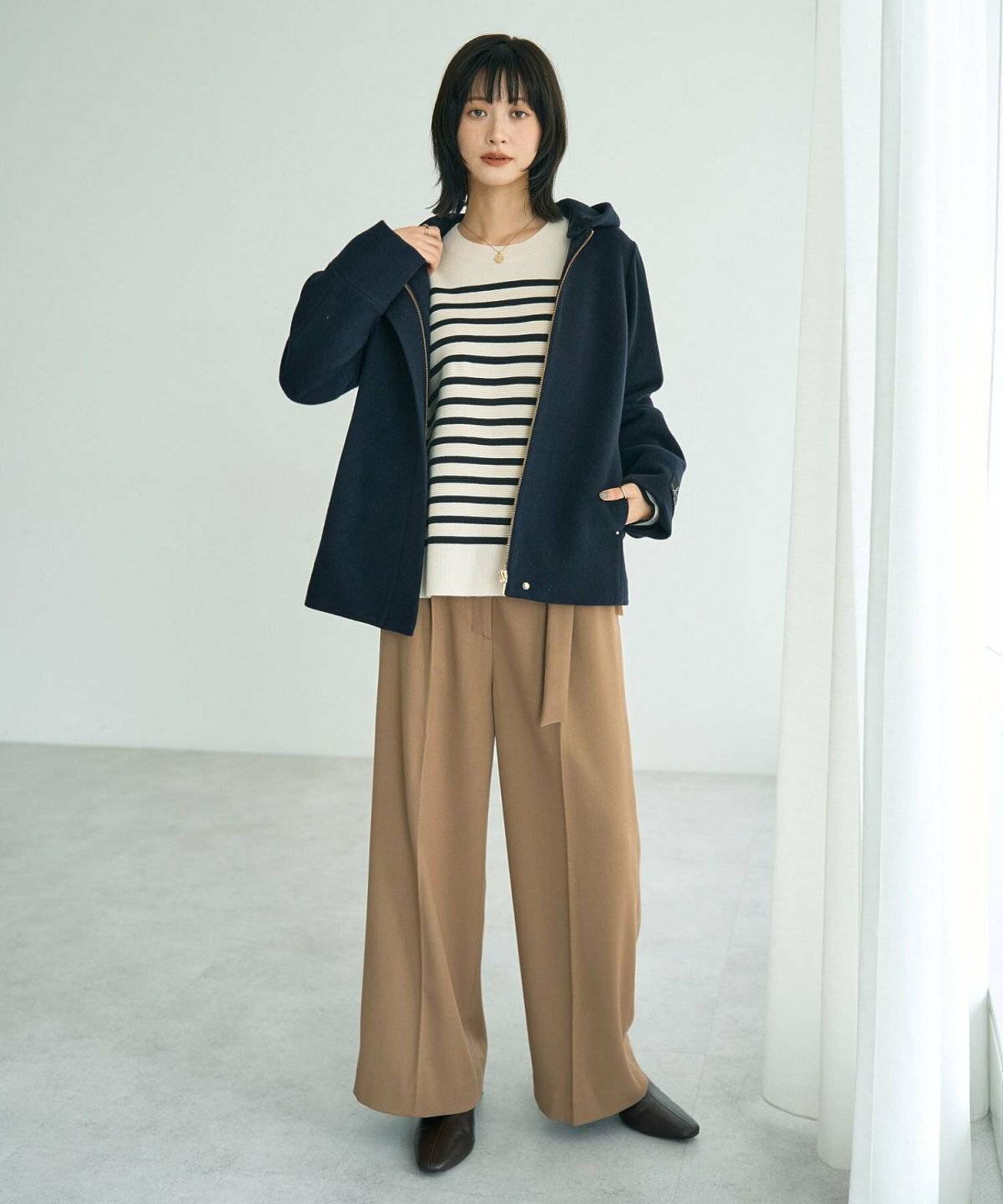 ネイビーのコートを着た女性