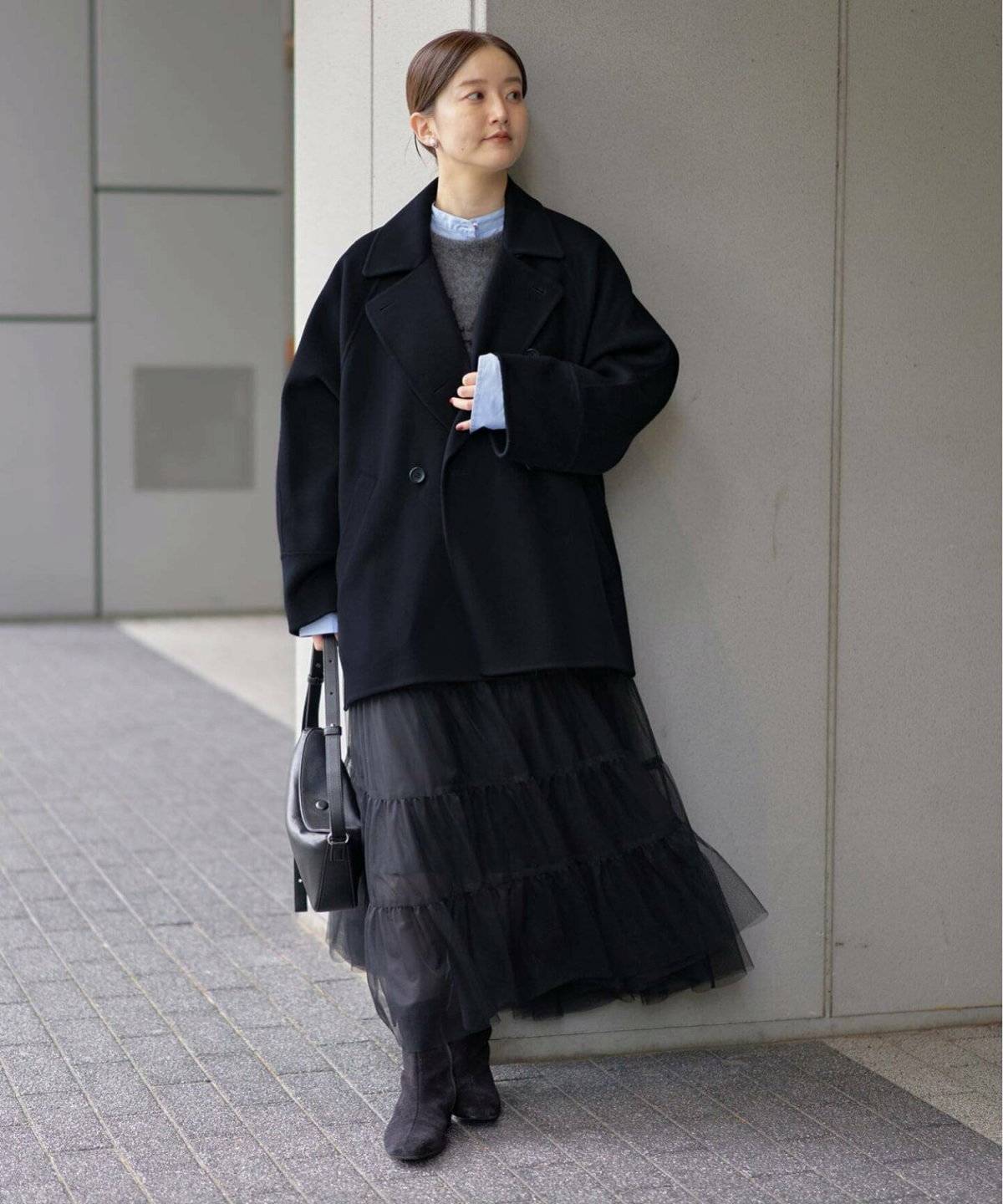 ネイビーのコートを着た女性