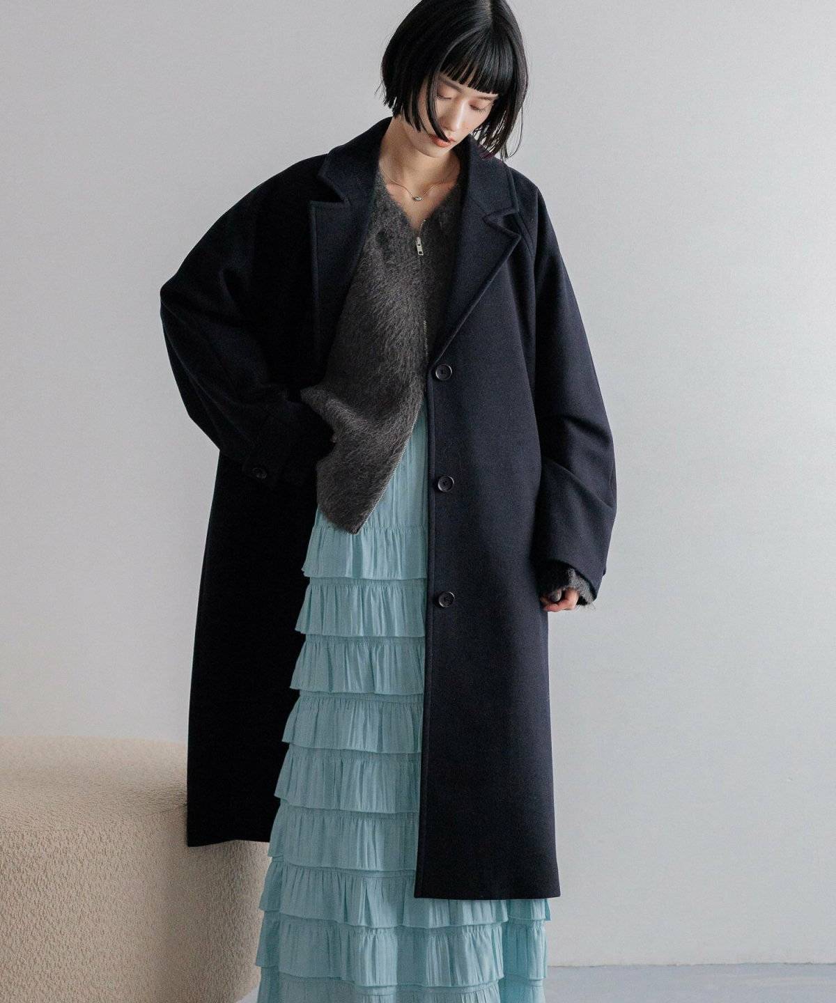 ネイビーのコートを着た女性