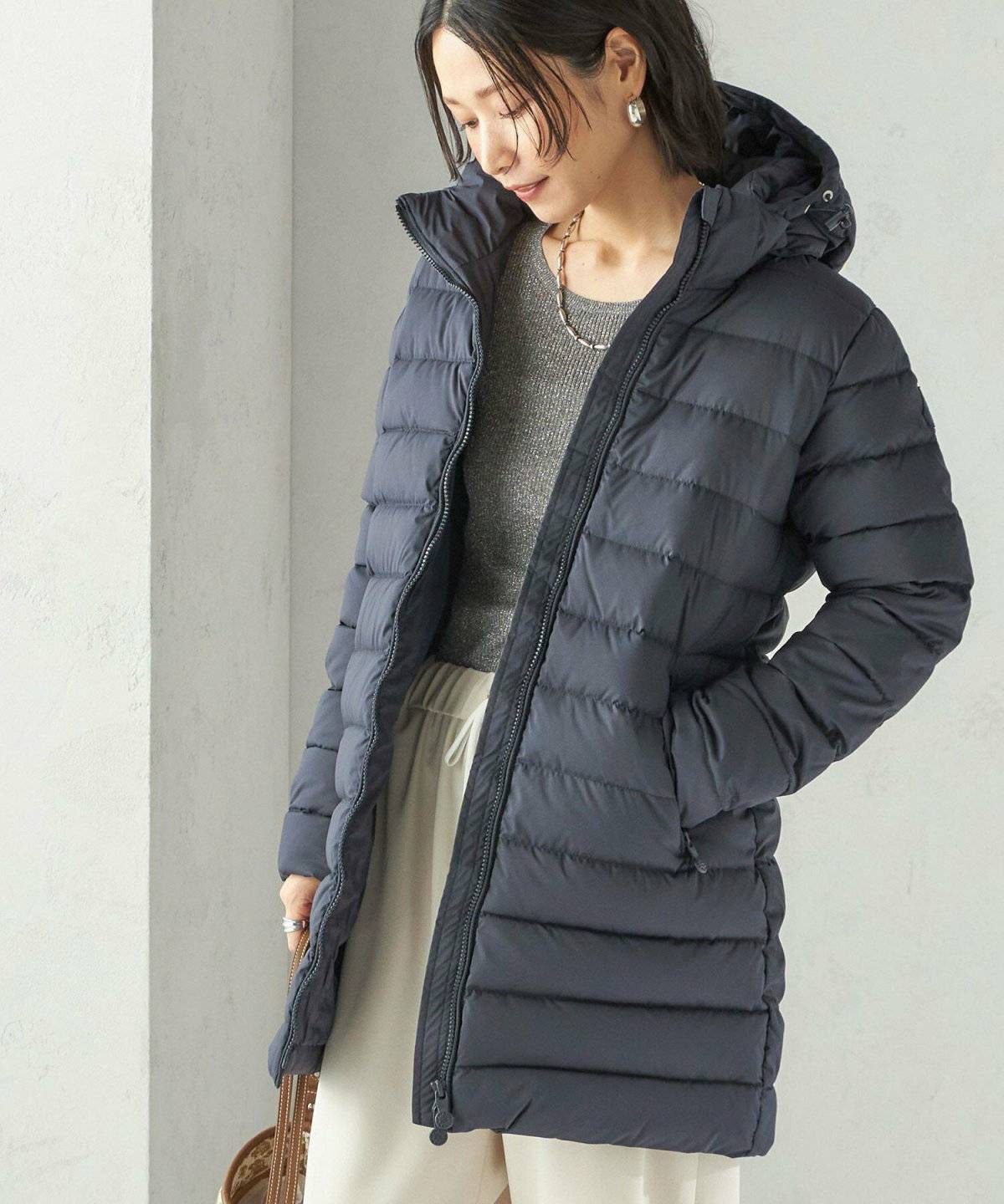 ネイビーのコートを着た女性