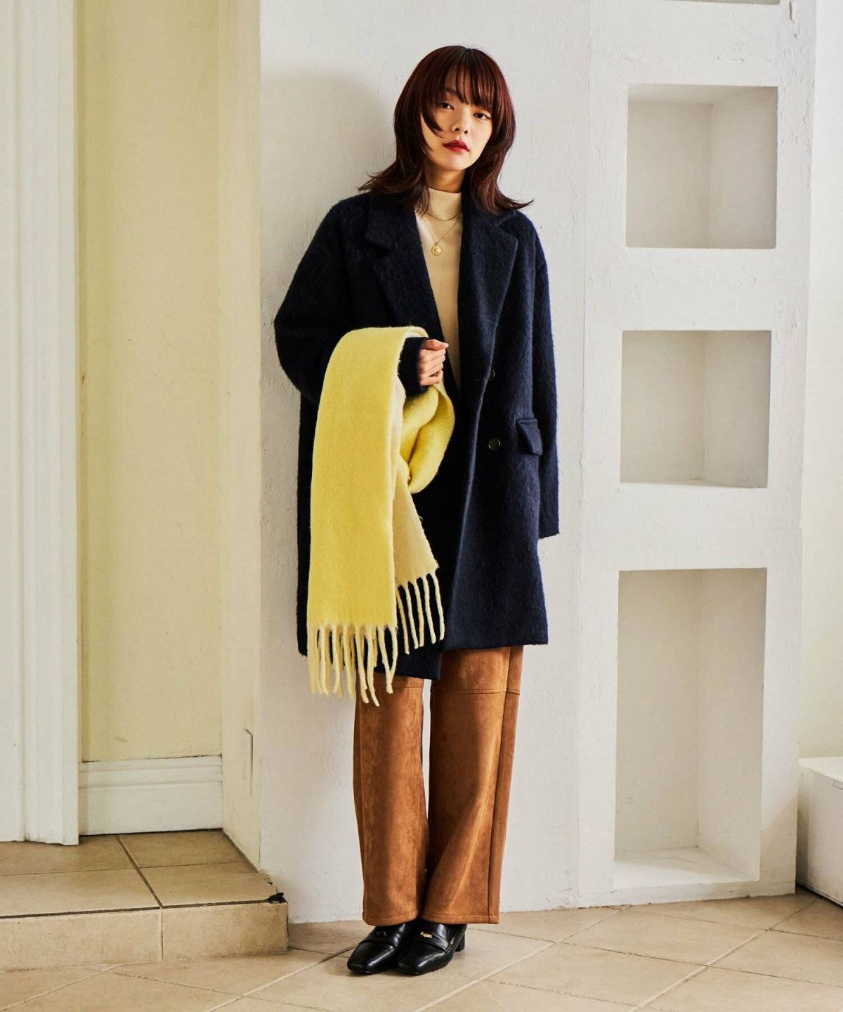 ネイビーのコートを着た女性