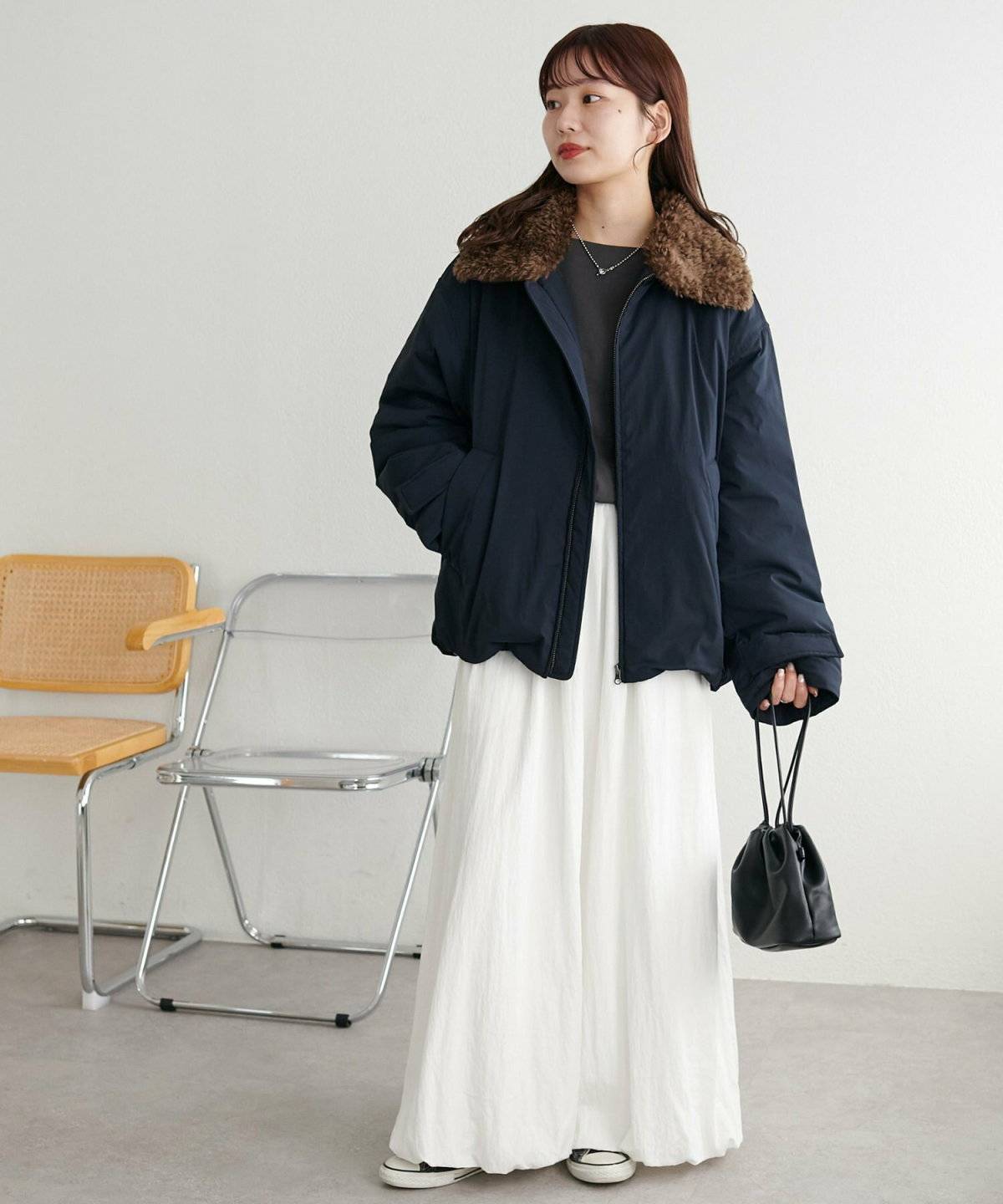 ネイビーのコートを着た女性