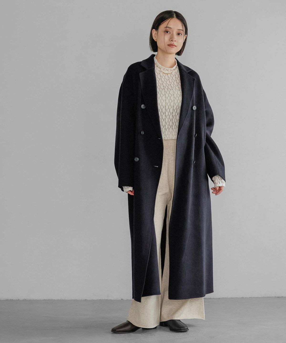 ネイビーのコートを着た女性