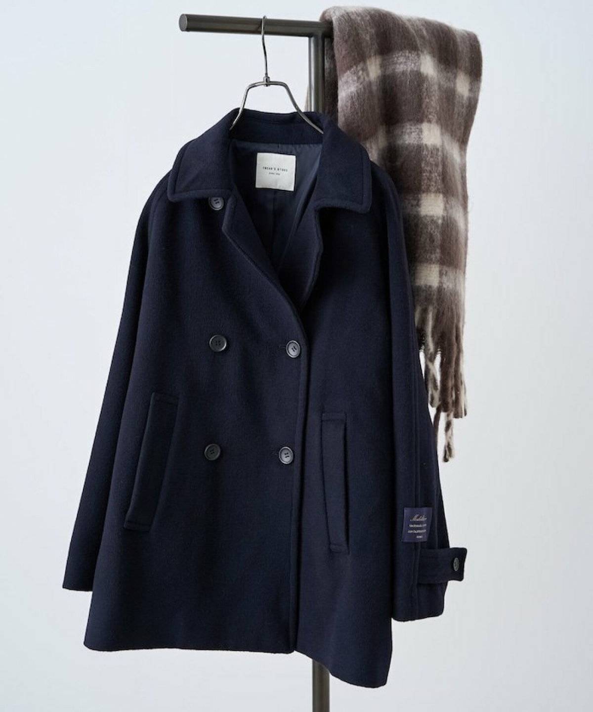 ネイビーのコートを着た女性