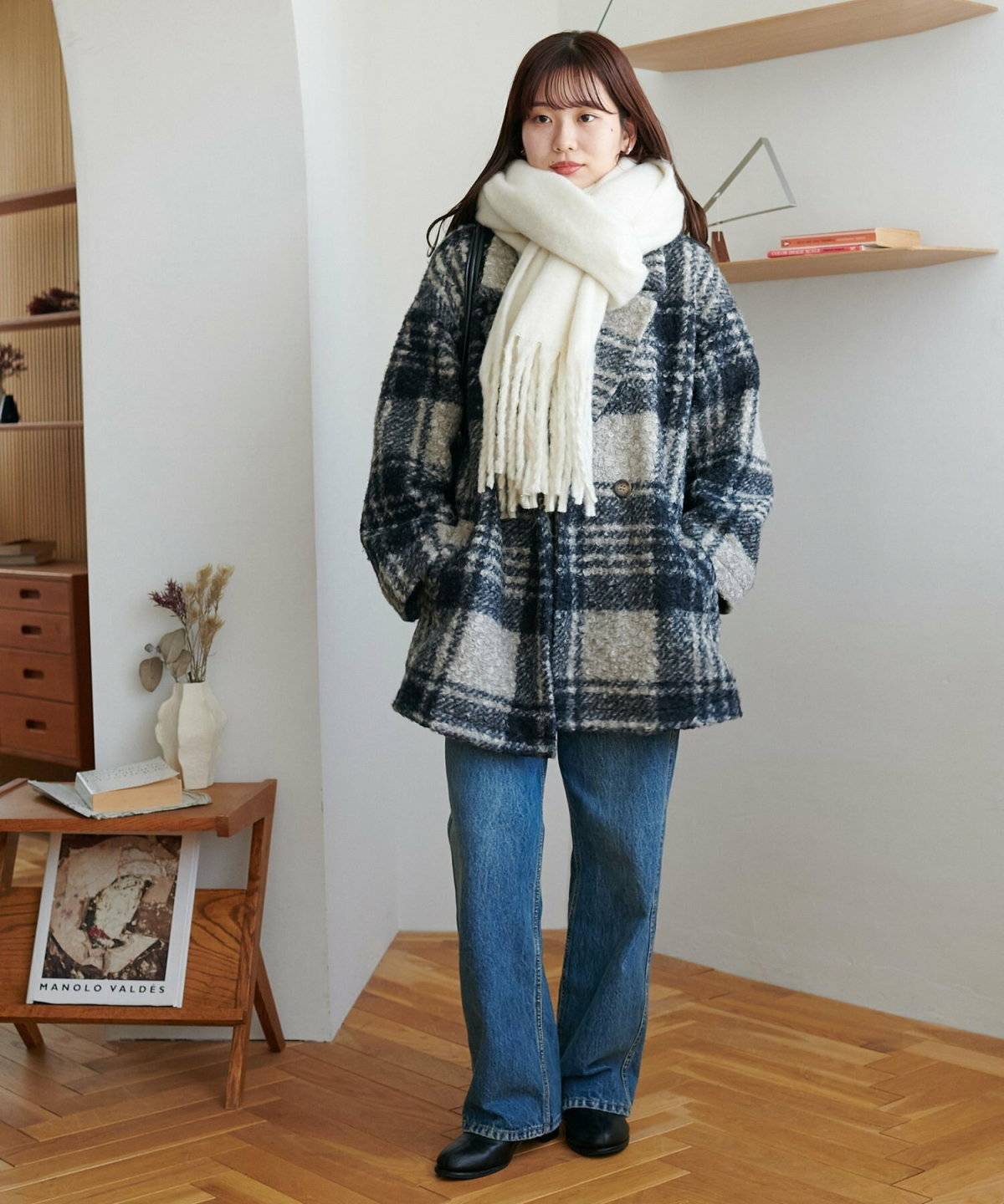 ネイビーのコートを着た女性