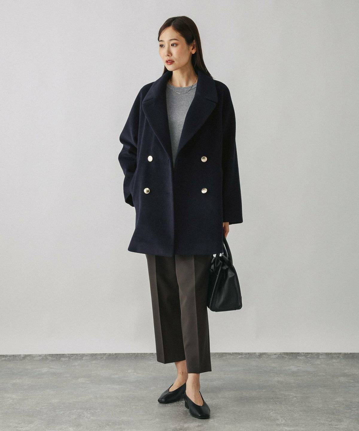ネイビーのコートを着た女性
