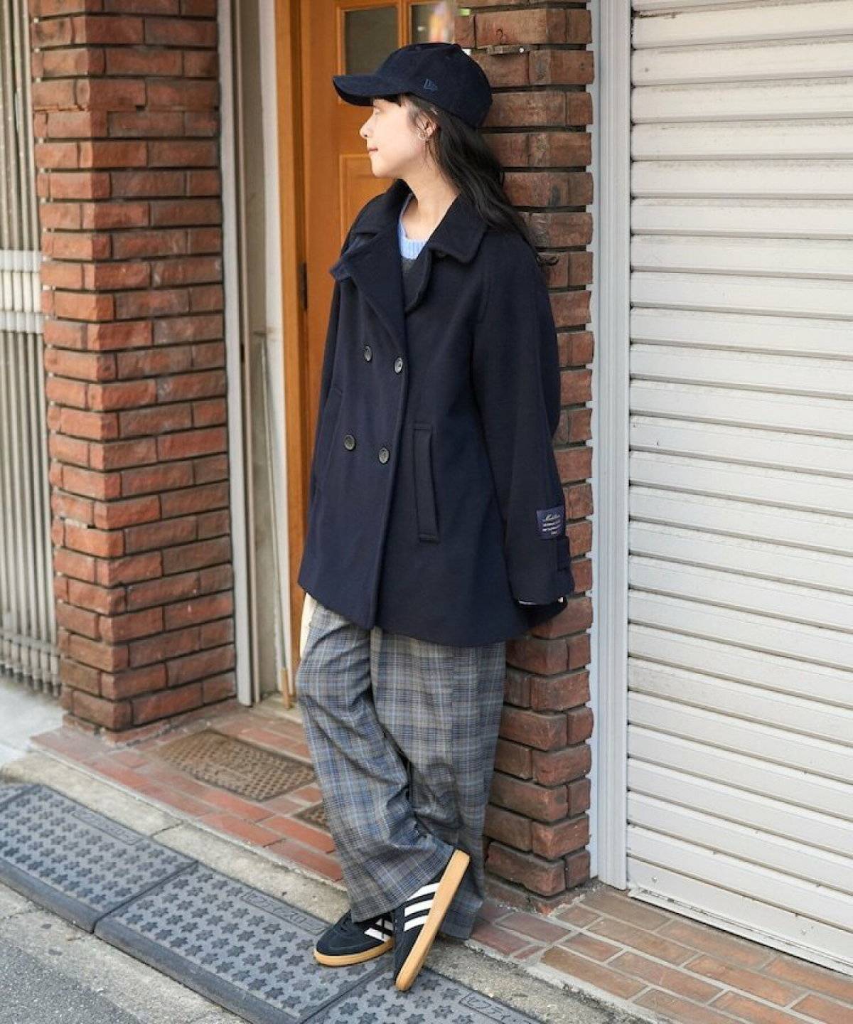 ネイビーのコートを着た女性