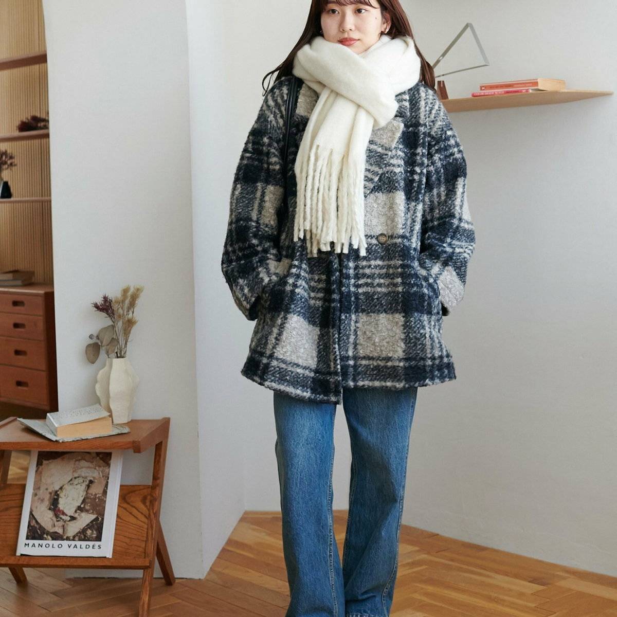 ネイビーのコートを着た女性