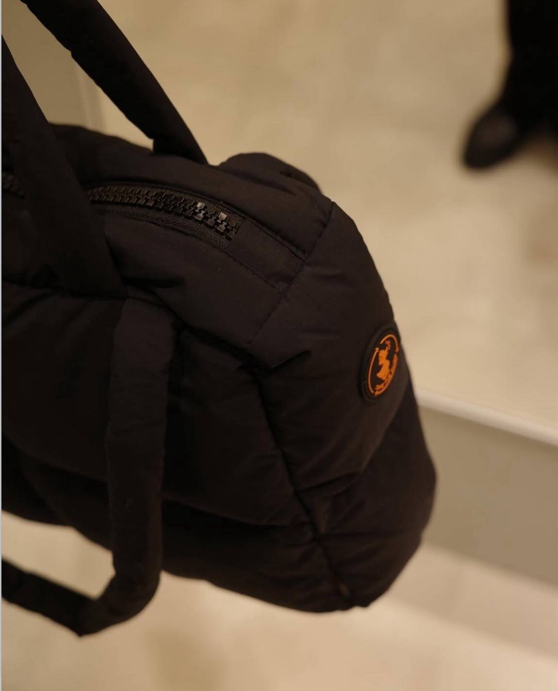 Save The Duck「ブラック・キルティングナイロンバッグ」