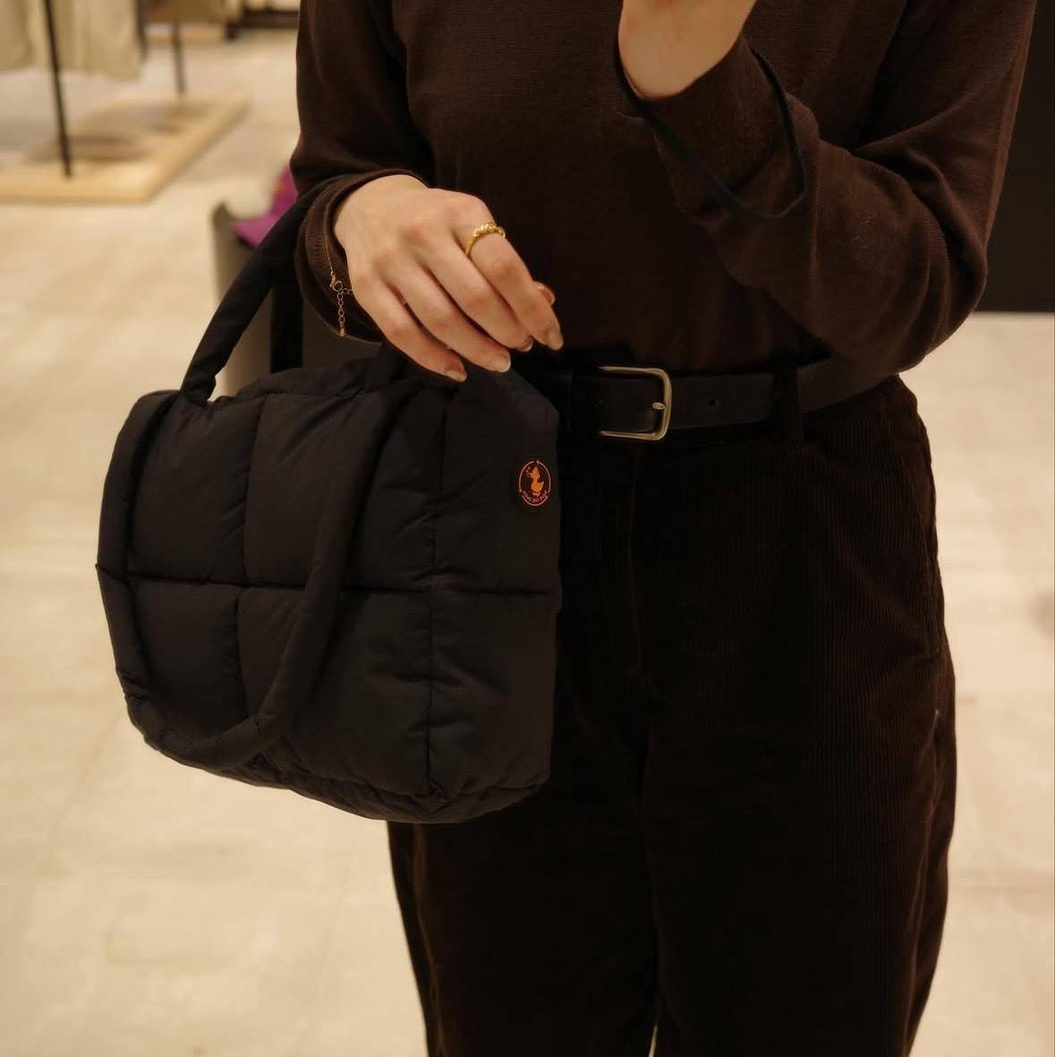 Save The Duck「ブラック・キルティングナイロンバッグ」