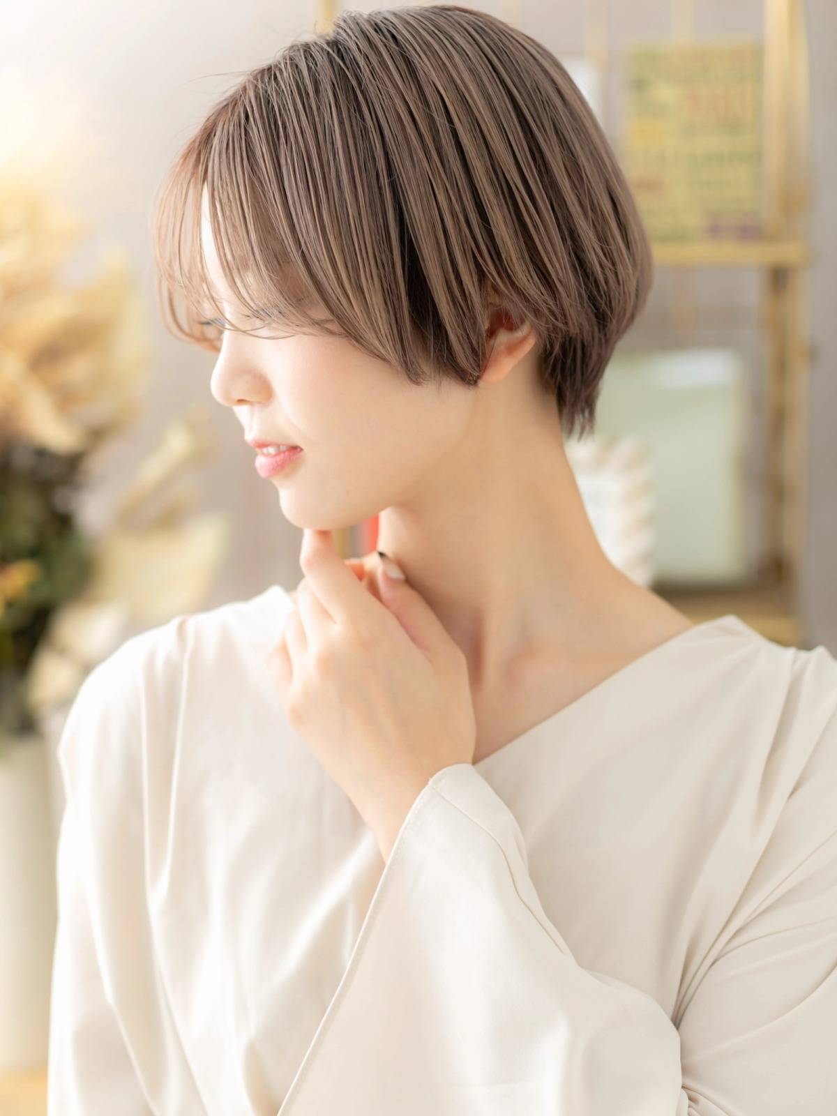 ことりベージュの前下がりショート