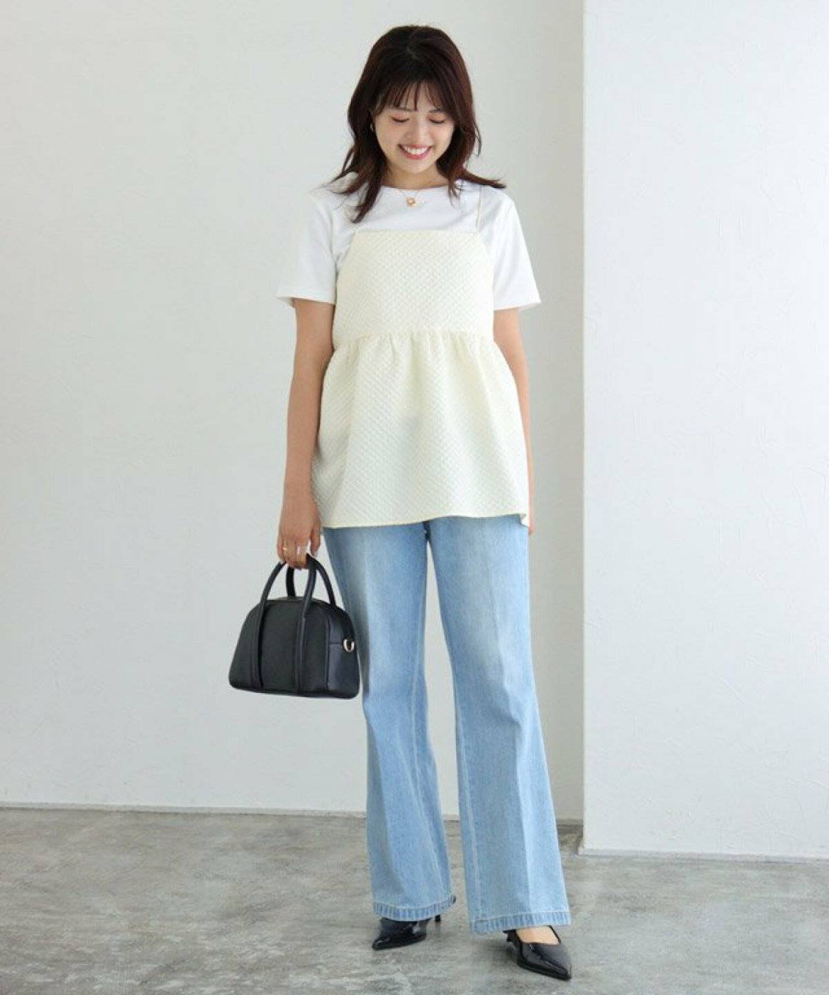 白トップスにデニムを合わせた女性