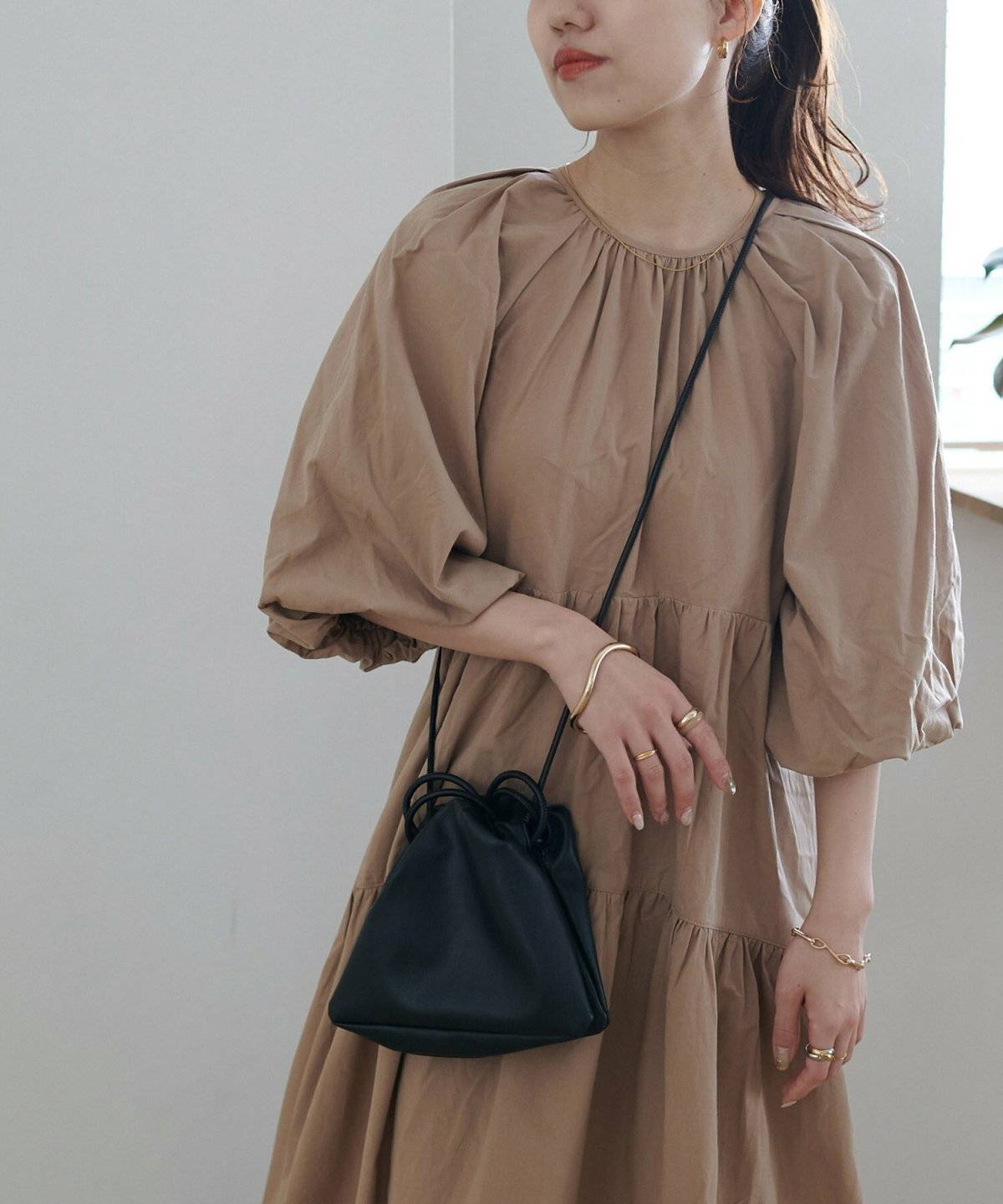 ベージュのワンピースコーデ