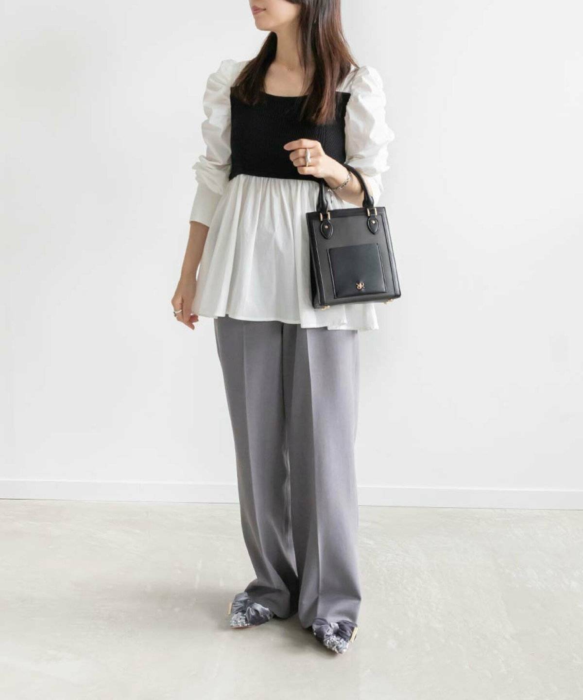 モノトーンコーデの女性
