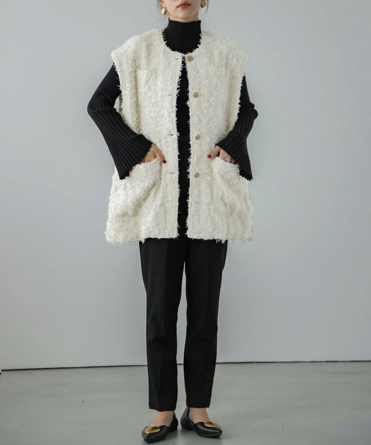 モノトーンコーデの女性