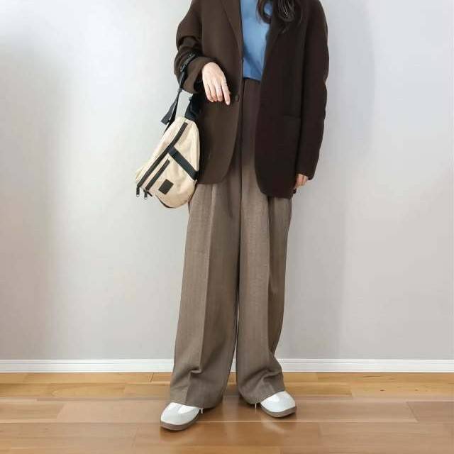 ブラウンのワントーンコーデの女性