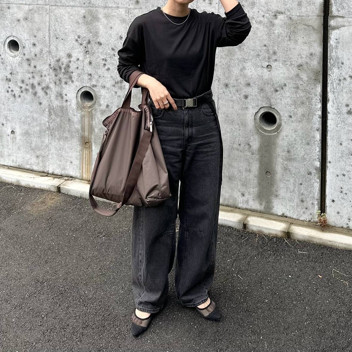 デニムパンツを使ったオールブラックコーデ