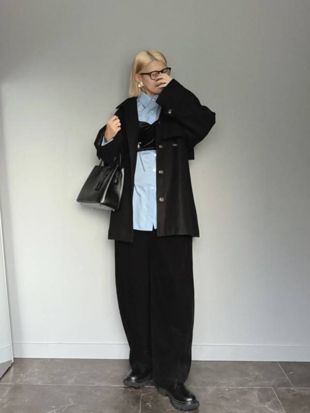 シャツ×ビスチェの重ね着が◎