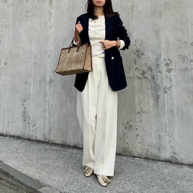 ホワイトコーデ×ネイビージャケット