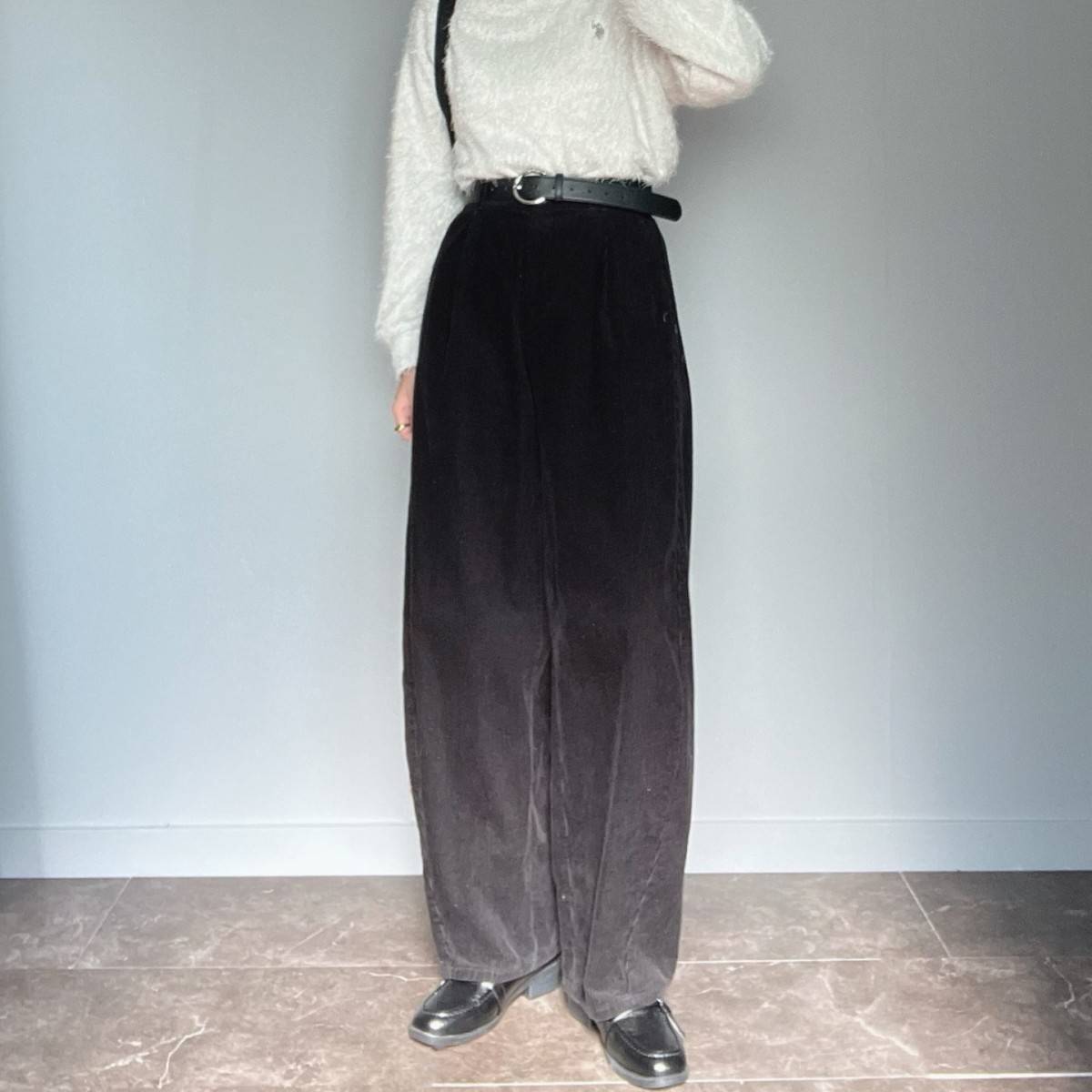 モノトーンコーデの女性