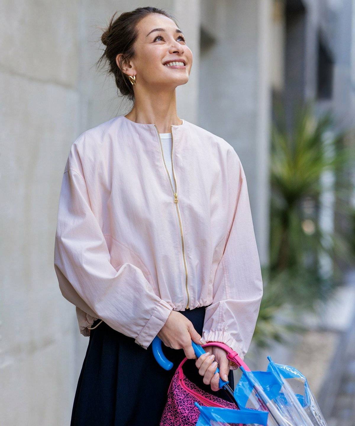 スカートコーデの女性