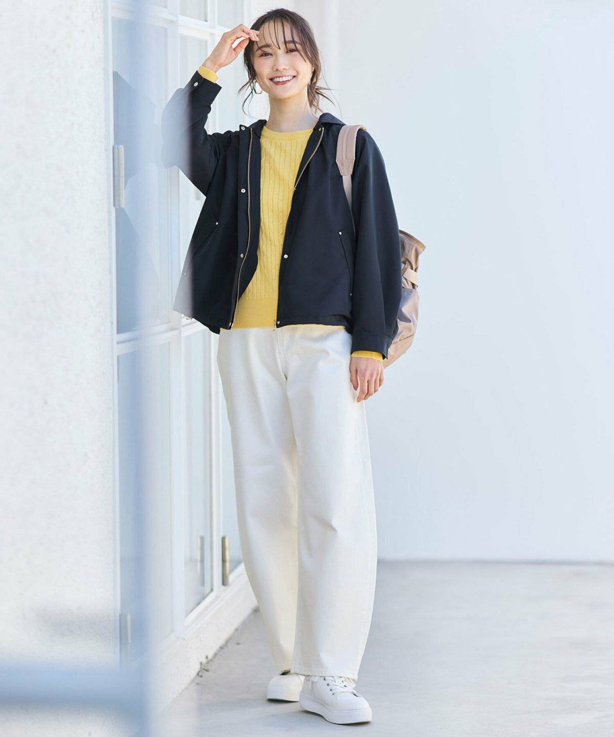 パンツコーデの女性