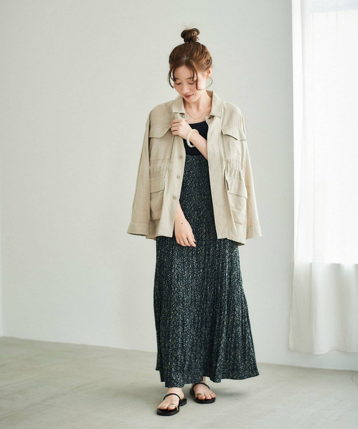 ワンピースコーデの女性