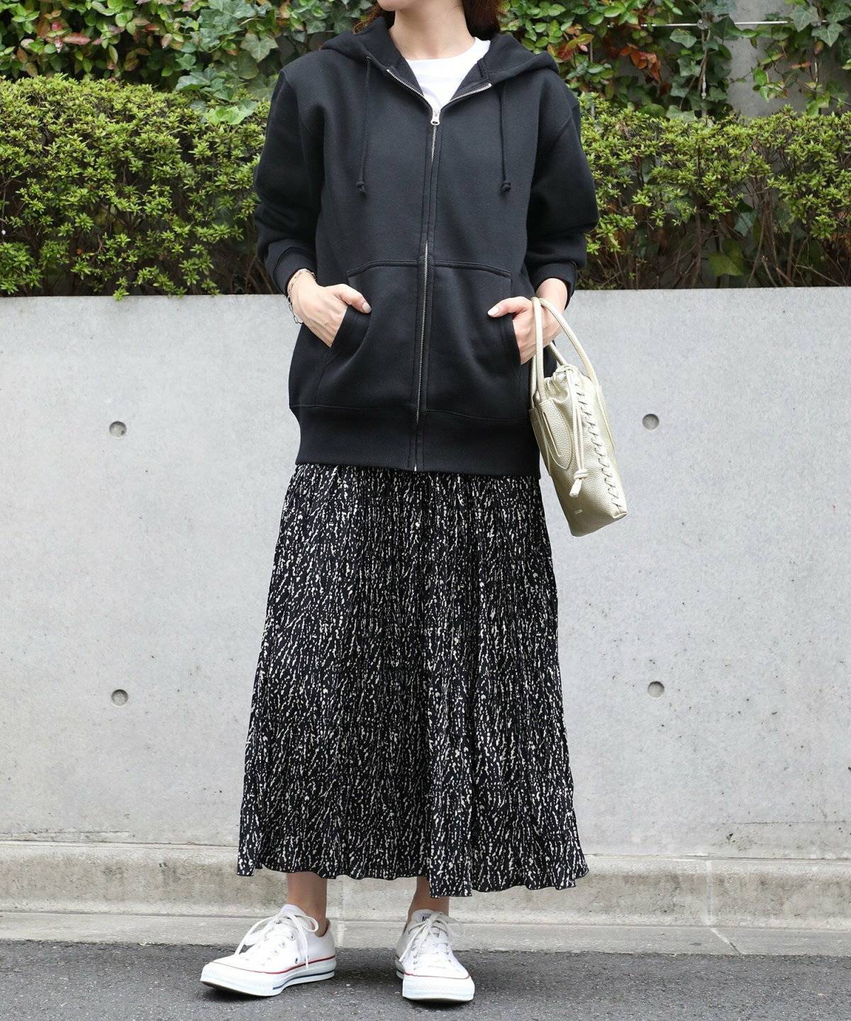 スカートコーデの女性