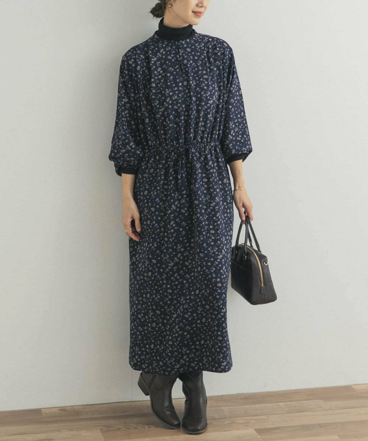 ワンピースコーデの女性