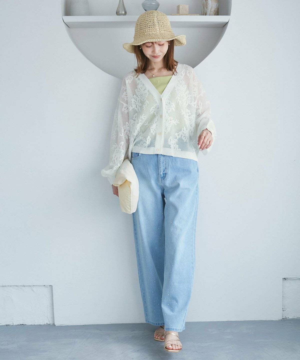 パンツコーデの女性