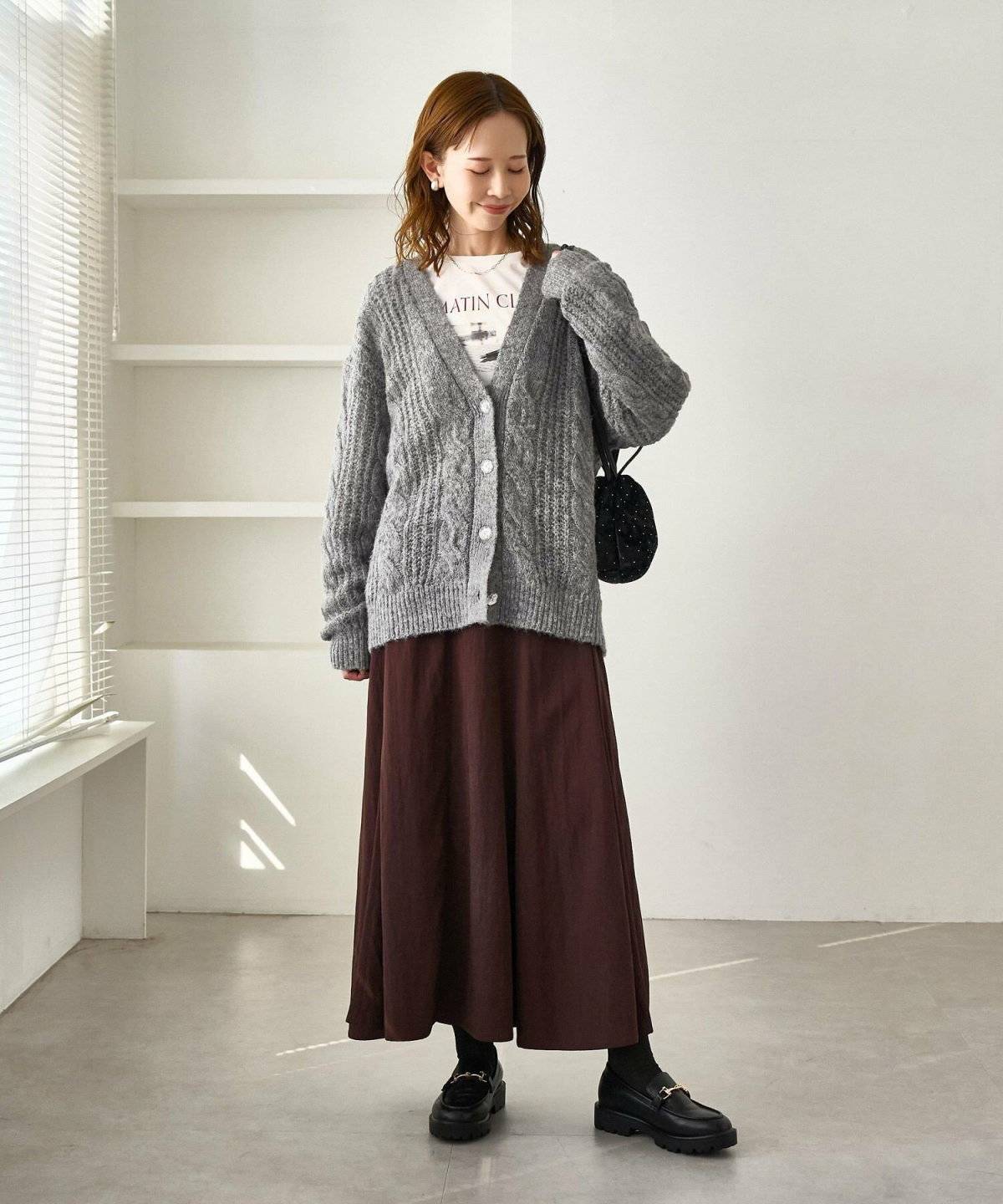 スカートコーデの女性