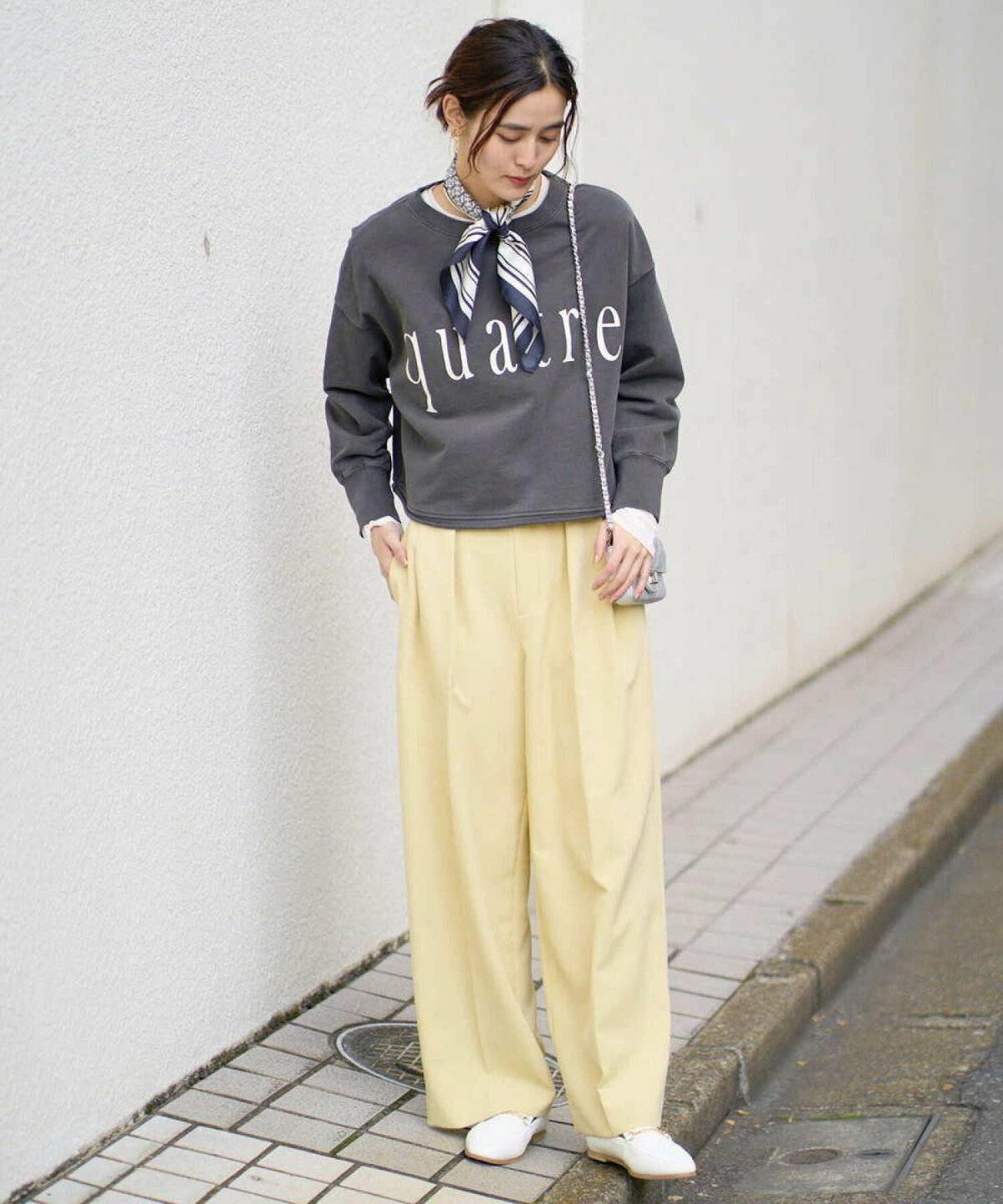 パンツコーデの女性