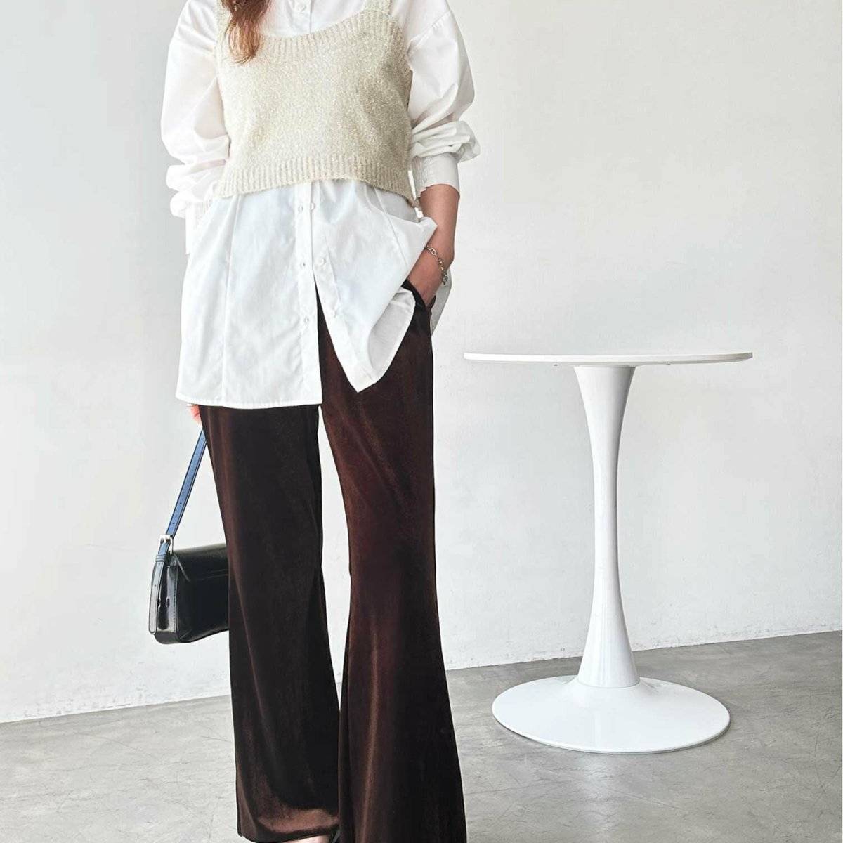 パンツコーデの女性