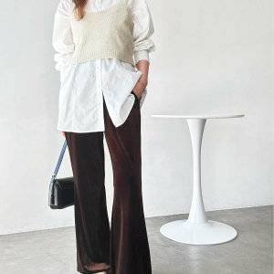  パンツコーデの女性 