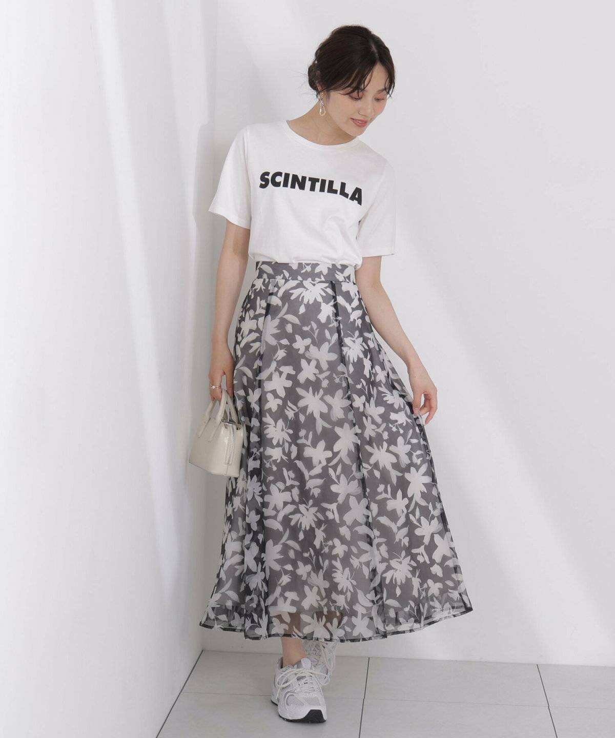 スニーカーコーデの女性